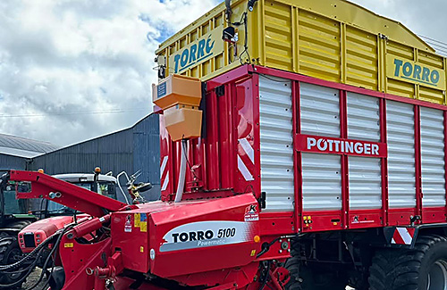 Powder box mounted on a forage harvester