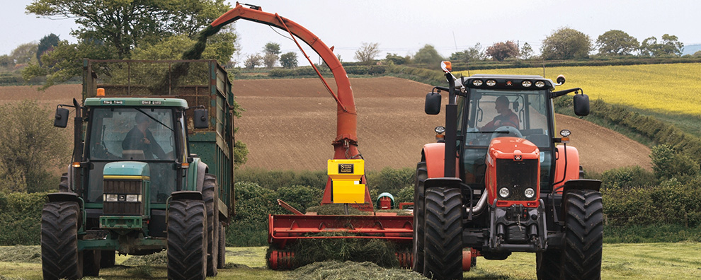 Powdermaster dry additive applicator mounted on a trailed forage harvester