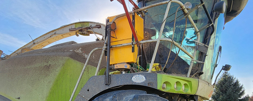 Powdermaster with blower on a forage harvester