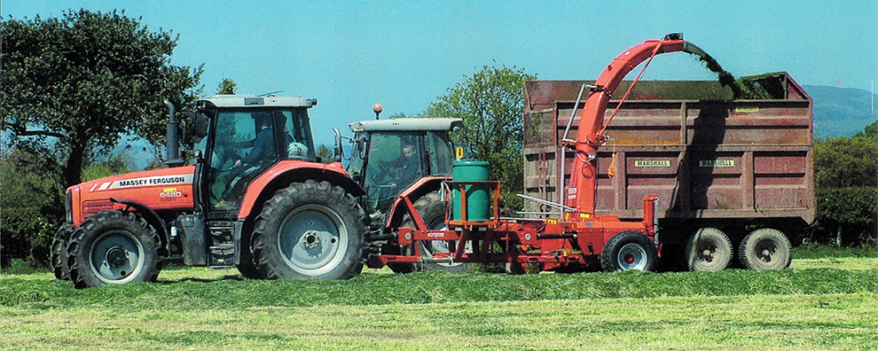 Low volume stem pump on a trailed forage harvester