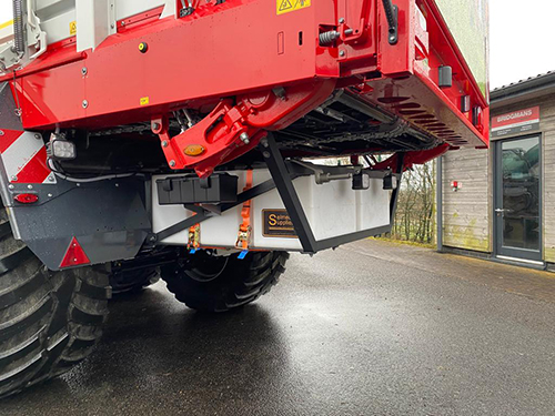 additive ank mounted under forage wagon